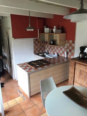 Réfrigérateur, micro-ondes, plaque de cuisson, cafetière/bouilloire