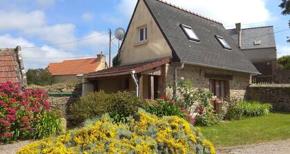 Maison de caractĂšre en pierre Ă 500 m de la mer sur la cĂŽte de granit rose