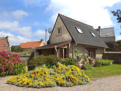 Stone character house 500 m from the sea on the pink granite coast