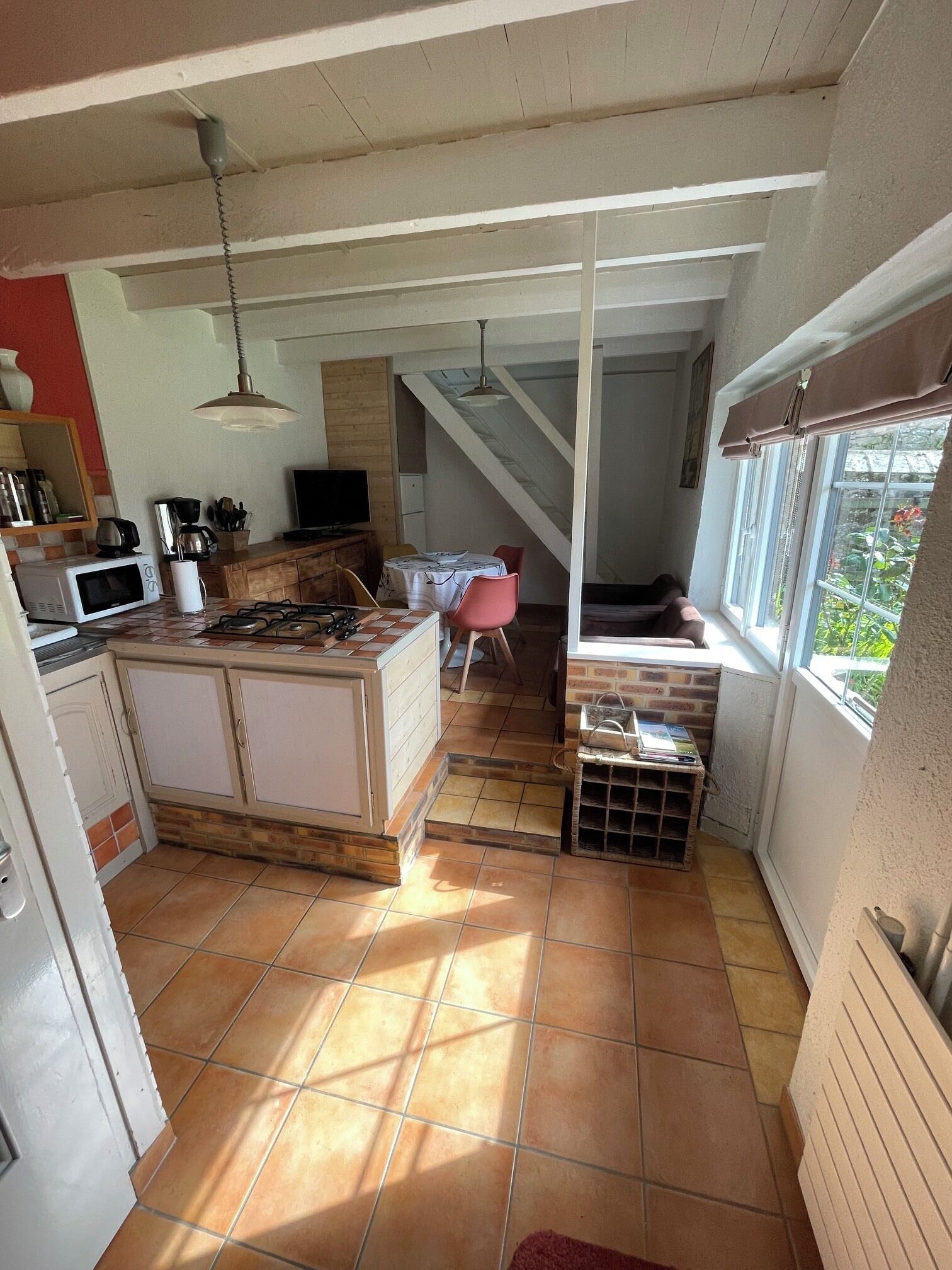 Réfrigérateur, micro-ondes, plaque de cuisson, cafetière/bouilloire