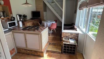 Réfrigérateur, micro-ondes, plaque de cuisson, cafetière/bouilloire