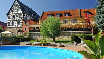 Außenpool (je nach Saison geöffnet), Liegestühle