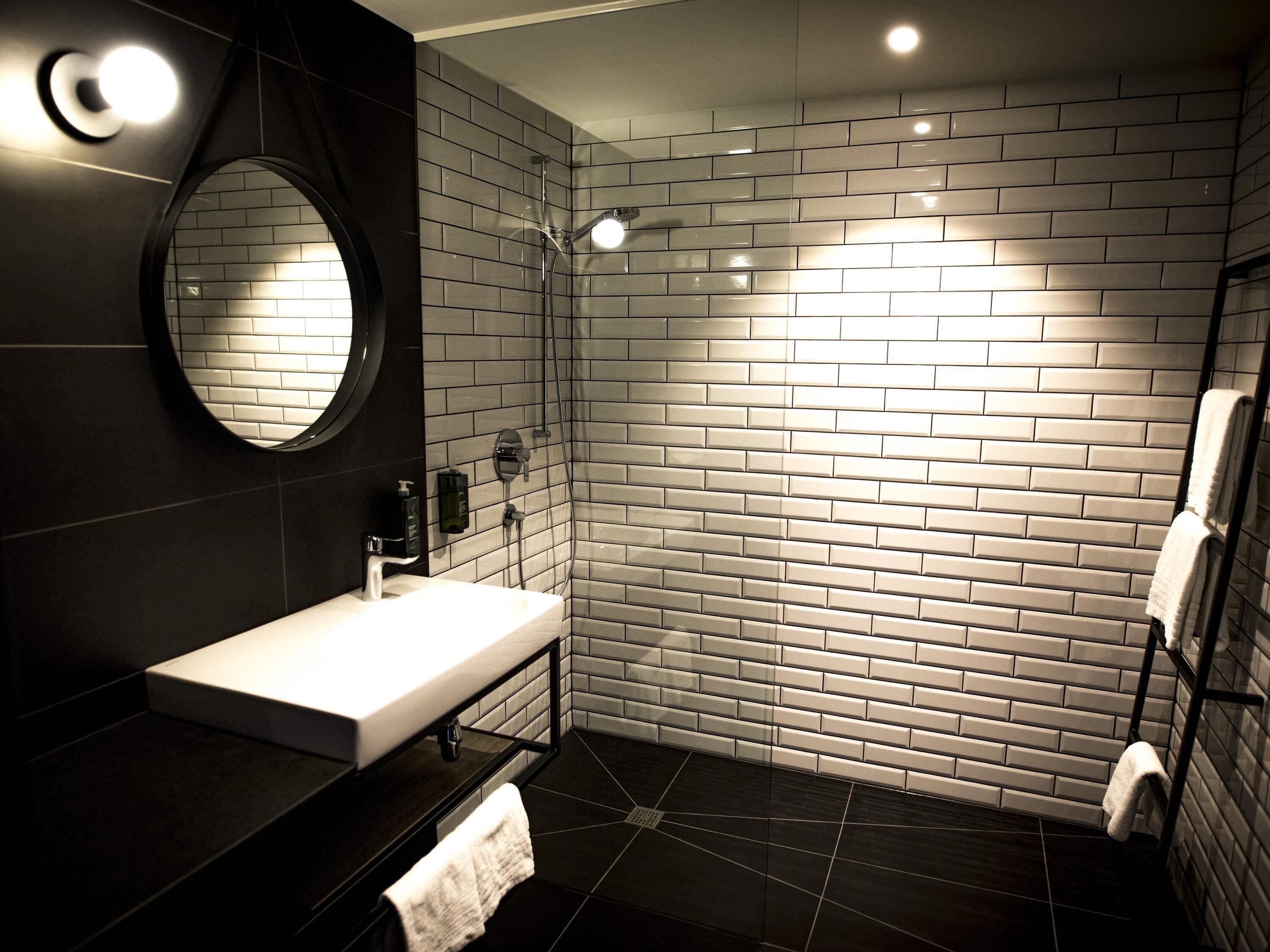 desk, laptop workspace, soundproofing, free wifi