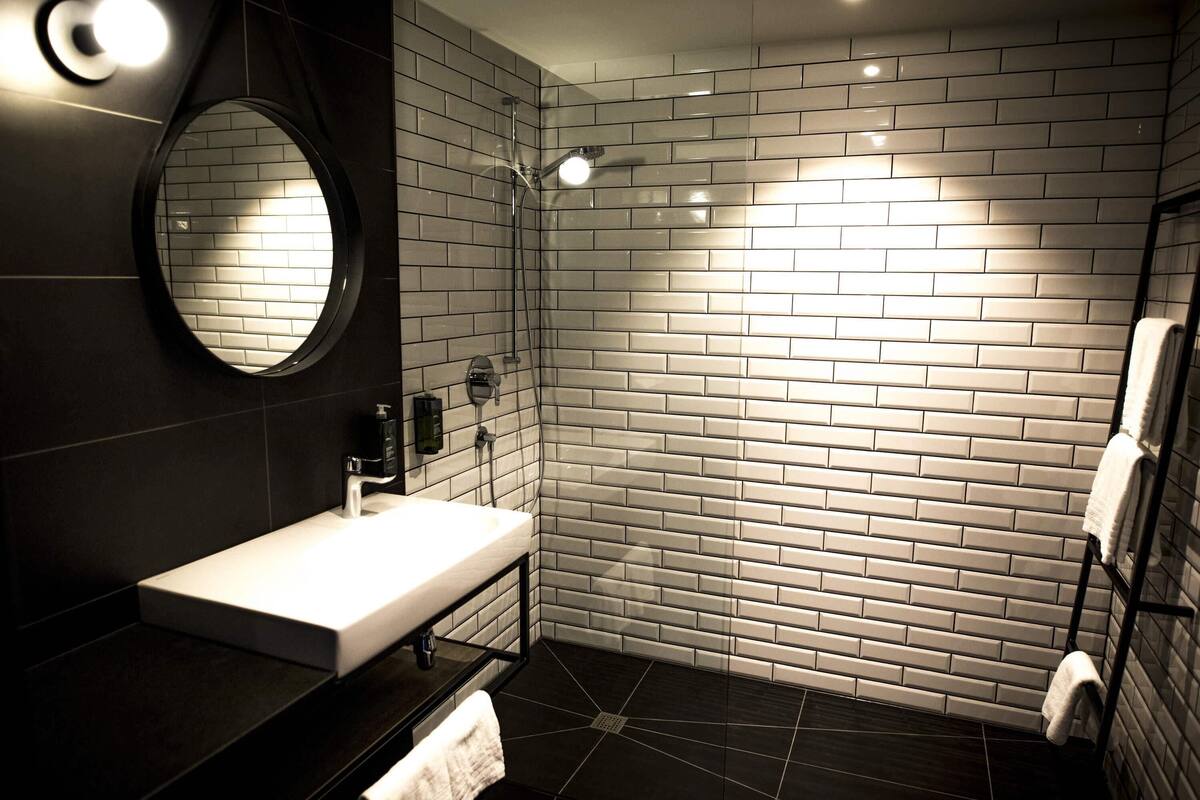 desk, laptop workspace, soundproofing, free wifi