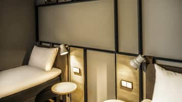 デスク、ノートパソコン用作業スペース、防音設備、WiFi (無料)