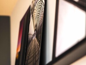Escritorio y espacio para trabajar con laptop 