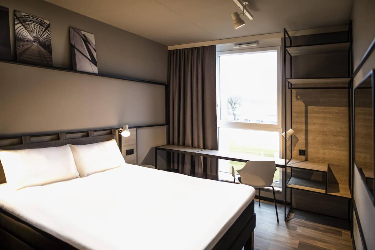 standard room, 1 double bed (new sleep comfort concept) | desk, laptop workspace, soundproofing, free wifi