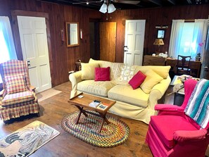 Una Smart TV, una chimenea, una mesa de tenis de mesa, libros