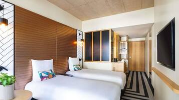 Kamar Klasik, 2 Tempat Tidur Twin | Minibar, brankas, ruang kerja ramah laptop, dan tirai kedap cahaya