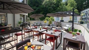 Daily buffet breakfast (EUR 21 per person)