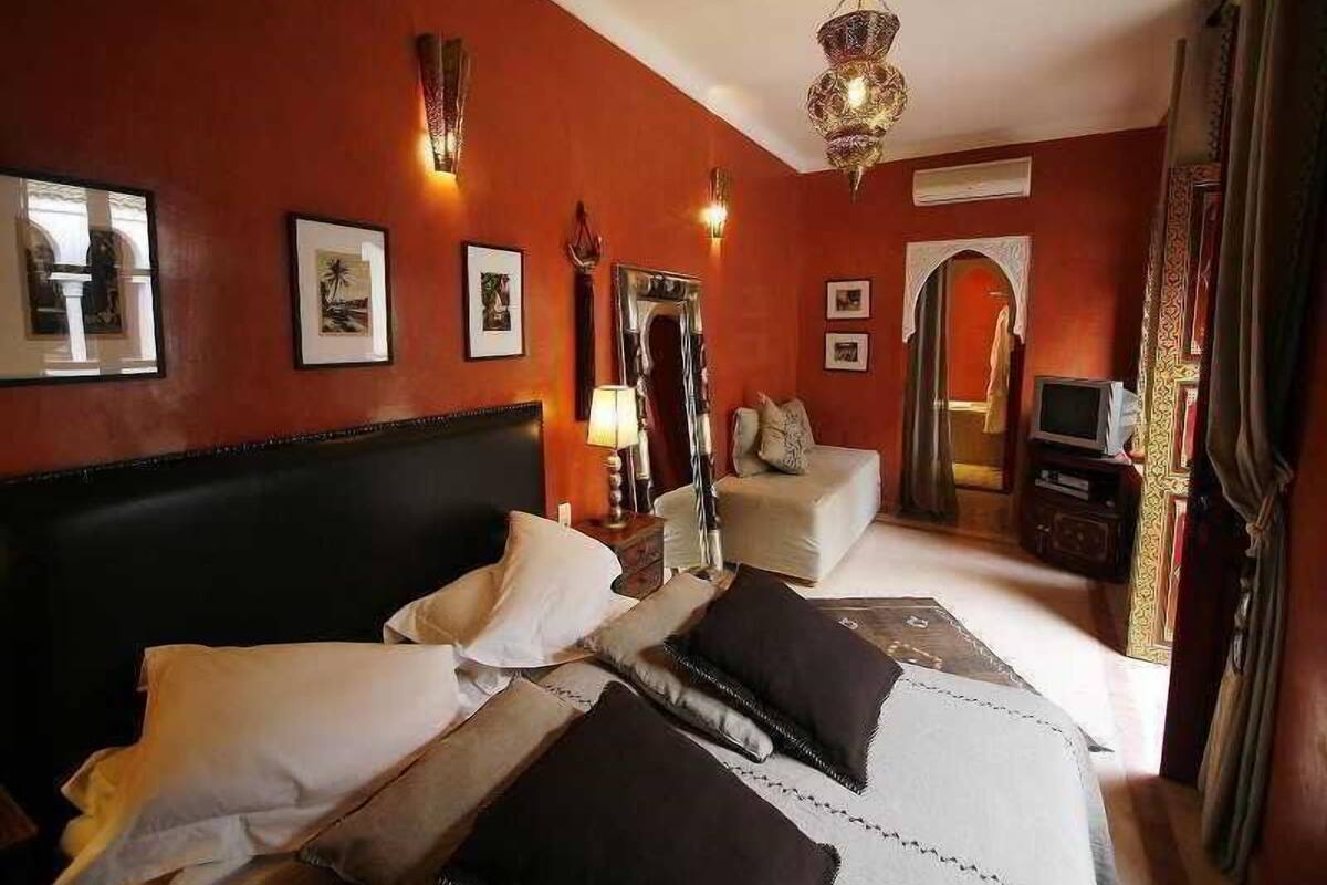 Habitación triple superior | Ropa de cama de alta calidad y caja de seguridad en la habitación 