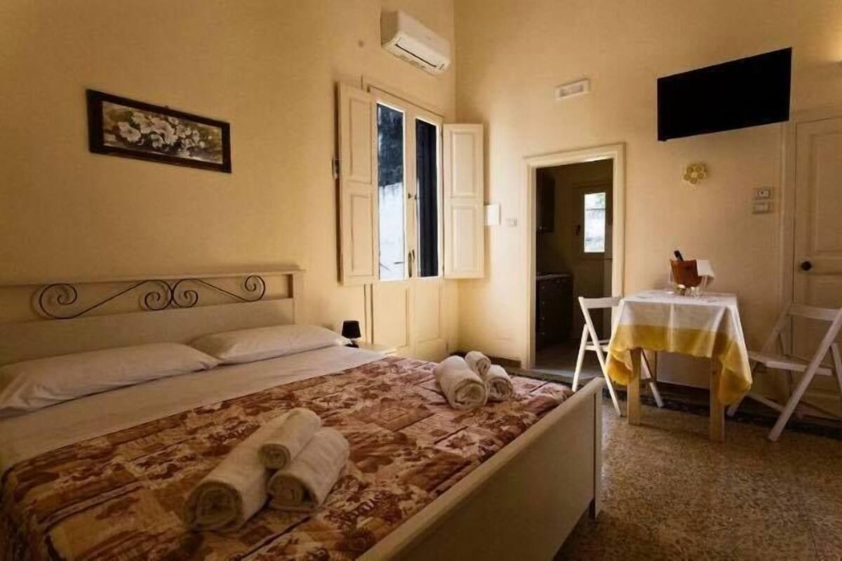 Ein Schlafzimmer mit einem Bett, einem Schreibtisch und einem Stuhl.
