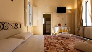 Ylelliset vuodevaatteet, memory foam -patjalliset sängyt, työpöytä