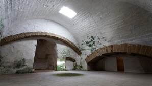 An interior with arched ceilings and a central open space. - La corte dei mille (Presicce-Acquarica)