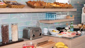 Café da manhã com buffet todos os dias (EUR 12.90 por pessoa)