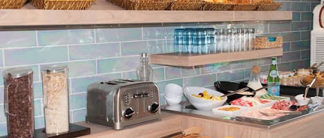 Frukostbuffé varje dag (EUR 12.90 per person)