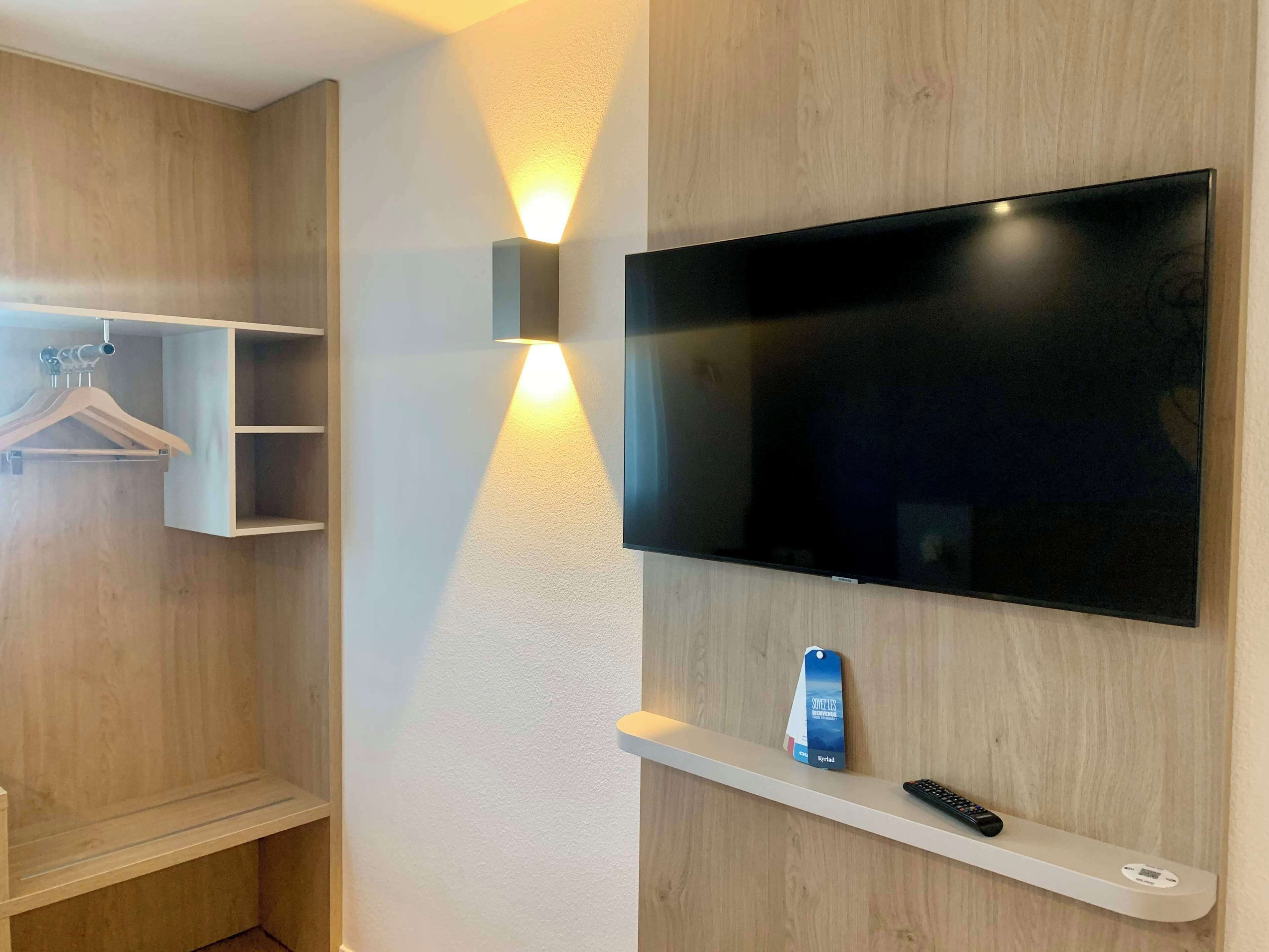 1 bedroom, premium bedding, desk, laptop workspace