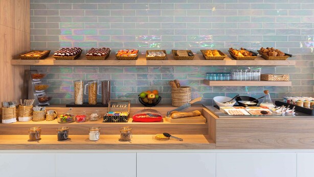 Ein reichhaltiges Frühstücksbuffet mit verschiedenen Speisen und Beilagen.