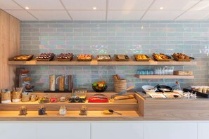 Un buffet de petit-déjeuner proposant une variété d’aliments et d’accompagnements.