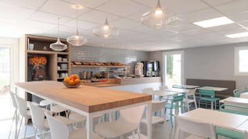 Dagelijks ontbijtbuffet (EUR 12.90 per persoon)