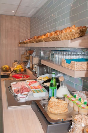 Daily buffet breakfast for a fee - Kyriad Montpellier Saint Jean De Vedas (Saint-Jean-de-Vedas)