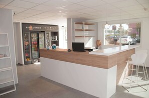 Reception - Kyriad Montpellier Saint Jean De Vedas (Saint-Jean-de-Vedas)