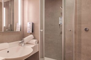 Ducha, artículos de higiene personal ecológicos y secador de pelo