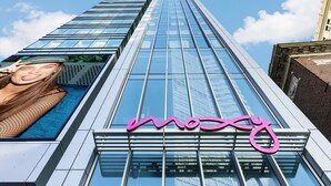 Un bâtiment moderne avec une enseigne bien visible, portant le nom « Mossy ».