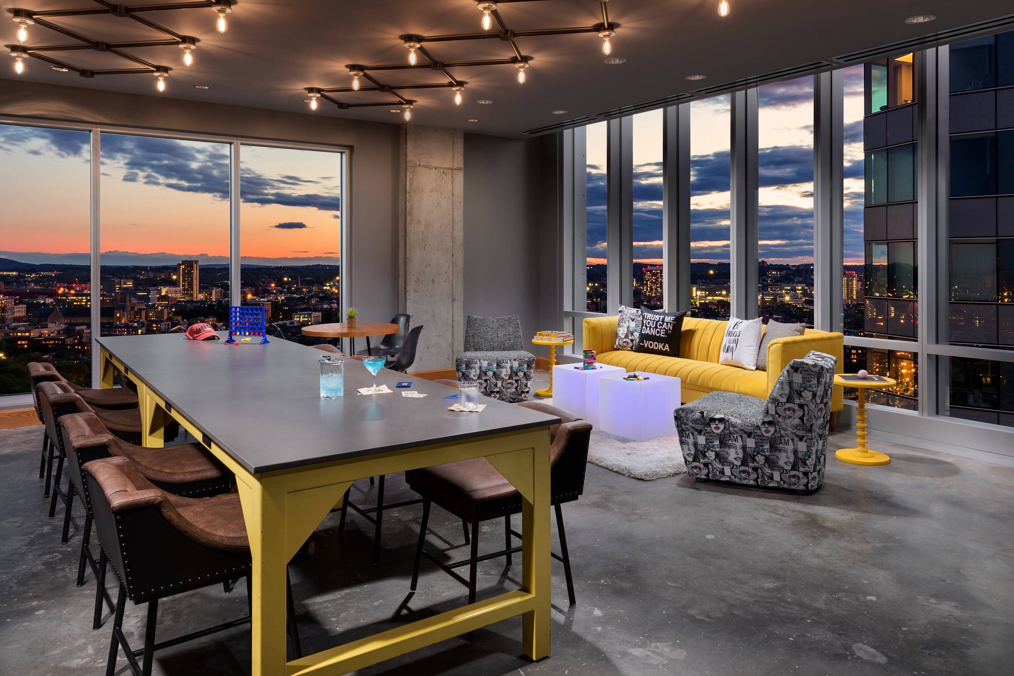 Serveert ontbijt, lunch en diner