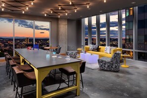 Serves breakfast, lunch, and dinner - Moxy Boston Downtown (Boston)