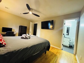 3 habitaciones, tabla de planchar con plancha y cuna de viaje