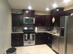 Refrigerador, microondas, horno, placa de cocina