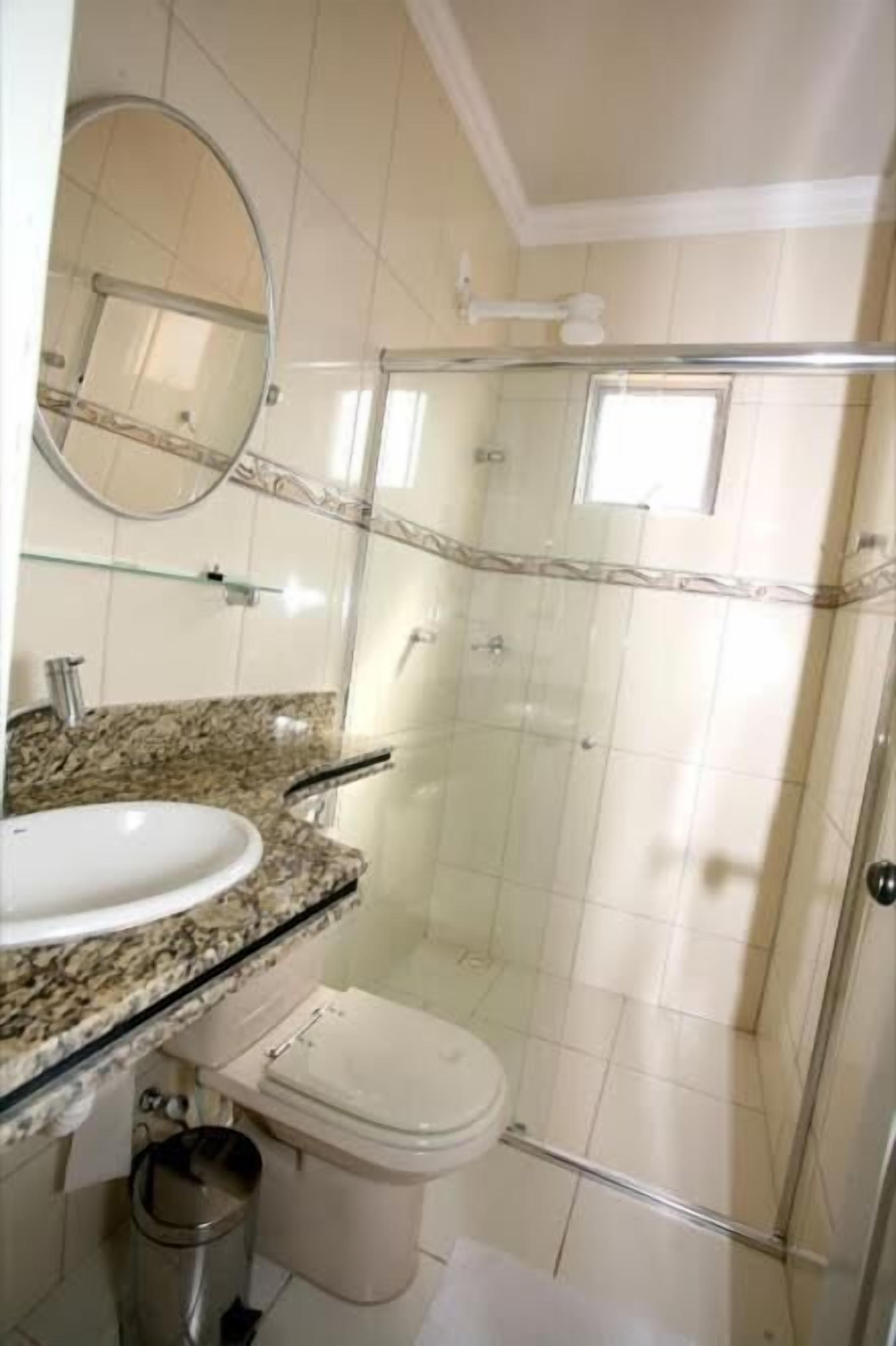 Chuveiro, toalhas de banho, sabonete, shampoo