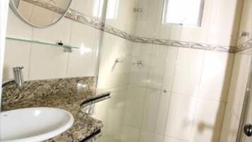 Chuveiro, toalhas de banho, sabonete, shampoo