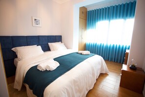 2 slaapkamers, geluiddichte muren, een strijkplank/strijkijzer, internet