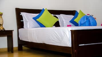 Kamar Double Standar, 1 Tempat Tidur King | Brankas, meja kerja, tirai kedap cahaya, dan kedap suara