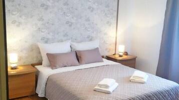 2 bedrooms, internet, bed sheets