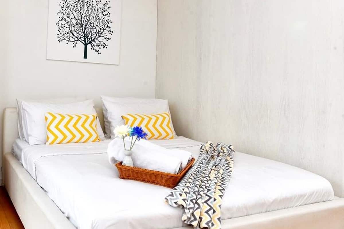 Family Apartment | Meja, ruang kerja komputer riba, langsir/tirai gelap terus
