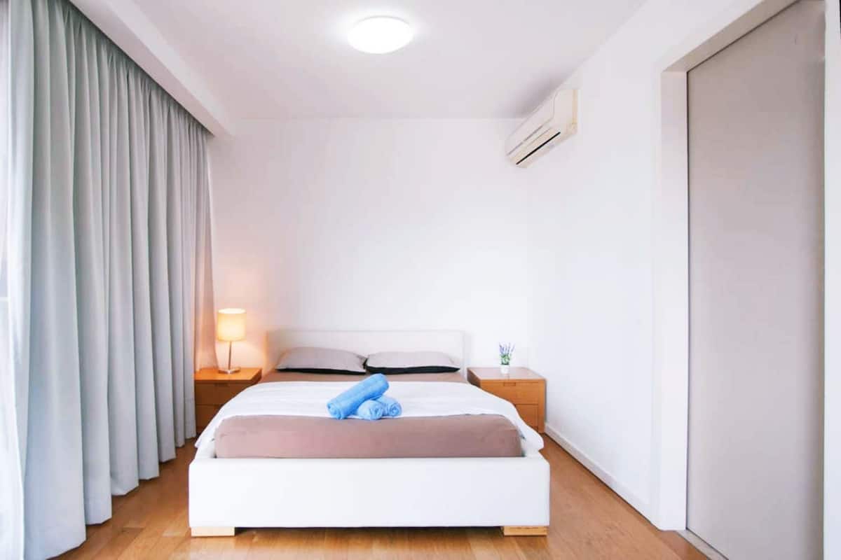 Junior Apartment | Meja, ruang kerja komputer riba, langsir/tirai gelap terus