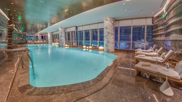 Kolam renang indoor