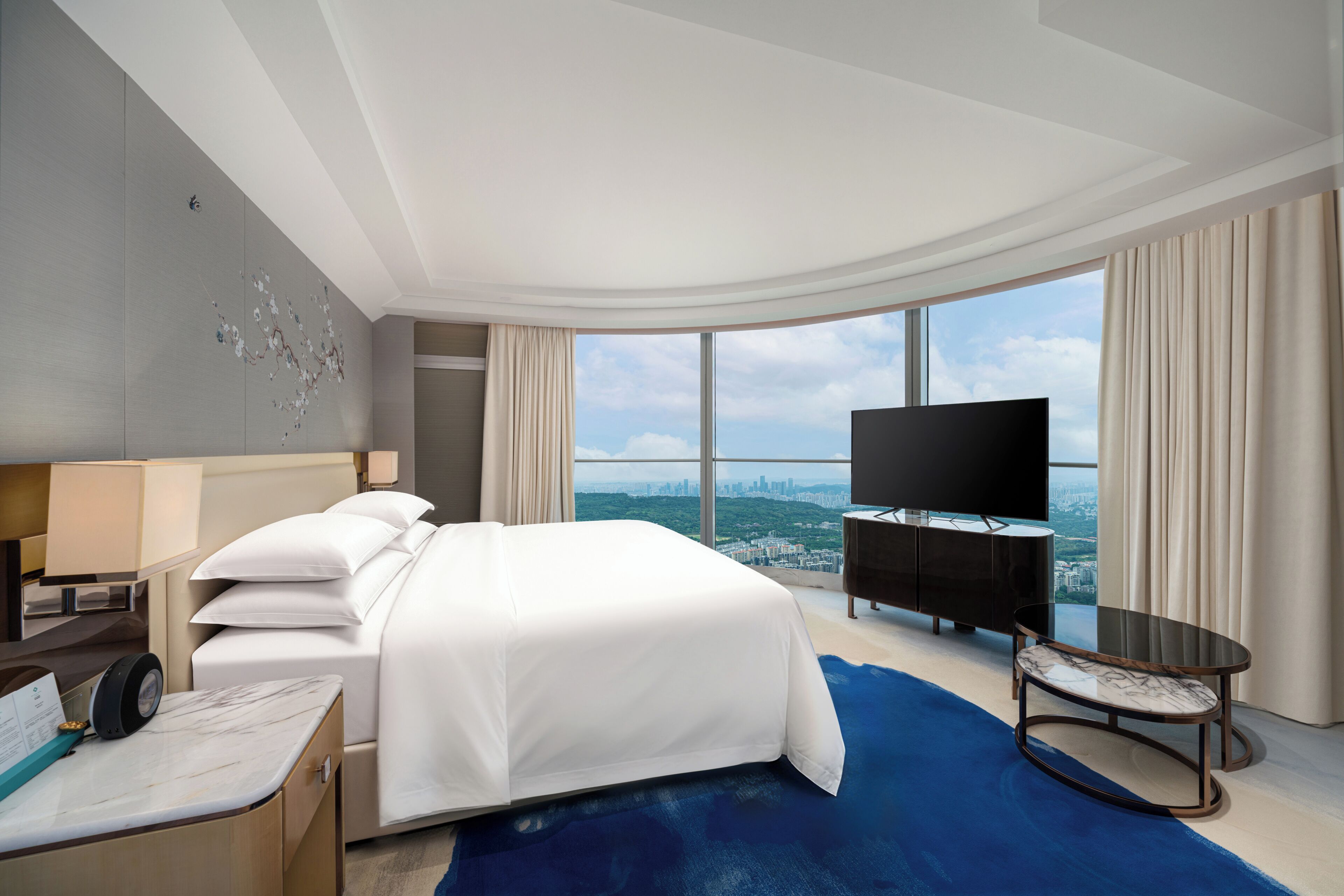 Room, 1 King Bed | Premium bedding, down comforters, pillowtop beds, free minibar items