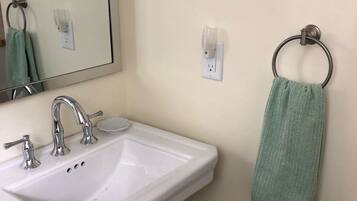 Chuveiro, secador de cabelo, toalhas de banho, sabonete