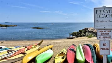 Perto da praia, espreguiçadeiras, toalhas de praia