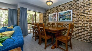 Dining - Bay Parklands, 28/2 Gowrie Ave - pool, tennis + stunning views (Nelson Bay)