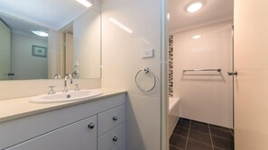 Bathtub - Bay Parklands, 28/2 Gowrie Ave - pool, tennis + stunning views (Nelson Bay)