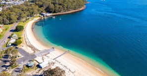 Beach nearby - Bay Parklands, 28/2 Gowrie Ave - pool, tennis + stunning views (Nelson Bay)