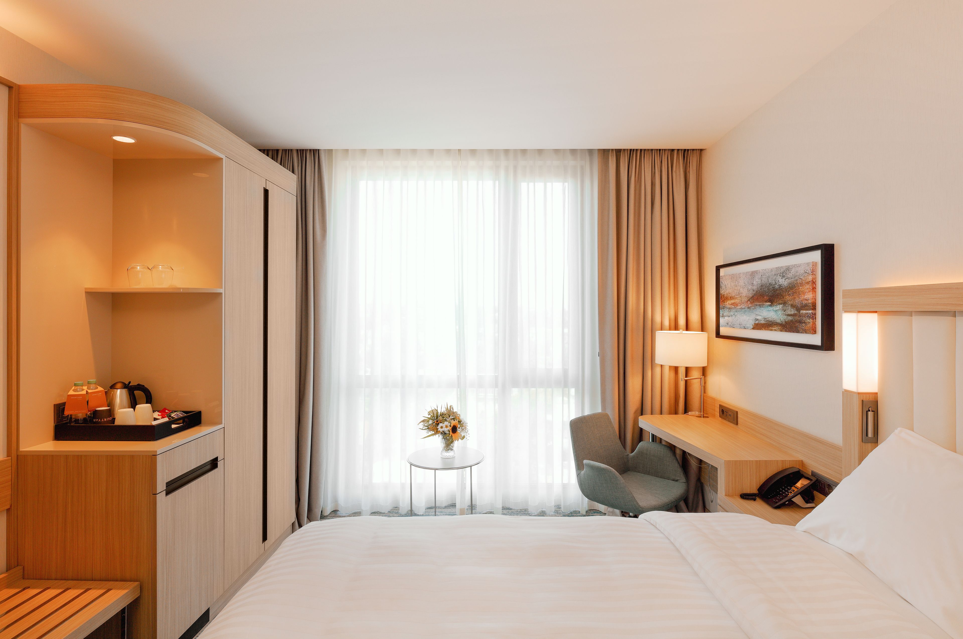 standard room, 1 queen bed, city view | in-room safe, individually decorated, individually furnished, desk