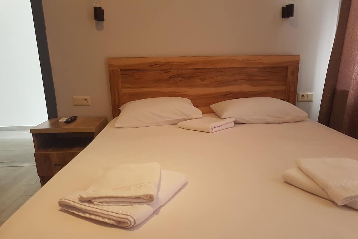 Habitación triple Deluxe, vista al mar | Tabla de planchar con plancha, wifi gratis y ropa de cama