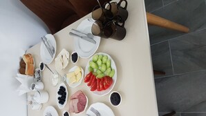 فطور أوروبي مجانًا يوميًا