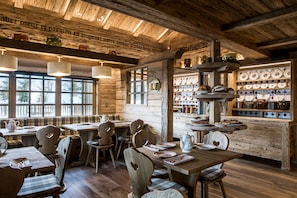 2 restaurants, breakfast, lunch, dinner served; French cuisine